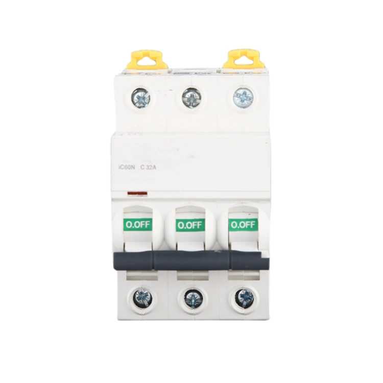 Cur DZ47 3 Polus 32A AC Circuit Breaker Essentiale pro certa Systema Belgico Voltage Protection?